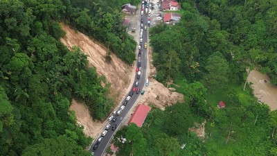 Lalu Lintas di Jalur Lembah Anai Dibuka Tutup, Ada Antrean Panjang Kendaraan