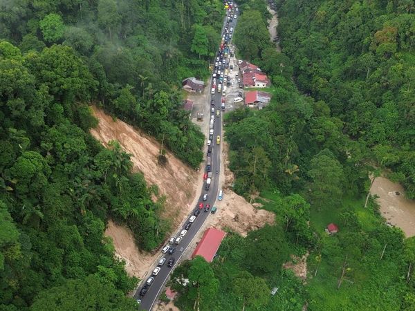 Lalu Lintas di Jalur Lembah Anai Dibuka Tutup, Ada Antrean Panjang Kendaraan