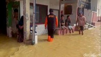 Banjir mulai masuk ke permukiman dilaporkan sejak sekitar pukul 04.00 WIB.