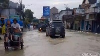 Banjir tersebut menyebabkan arus lalu lintas di jalur utama Madura tersendat. Kendaraan besar hanya bisa melintas secara bergantian, sementara kendaraan roda dua harus mematikan mesin saat melintas karena banyak sepeda motor mogok.