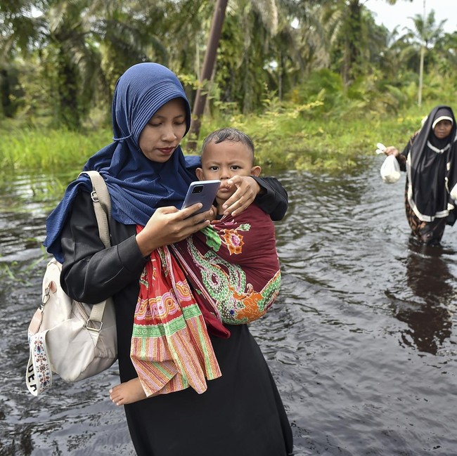 Banjir Luapan Sungai Putus Akses Jalan Darat di Tanjung Jabung Timur