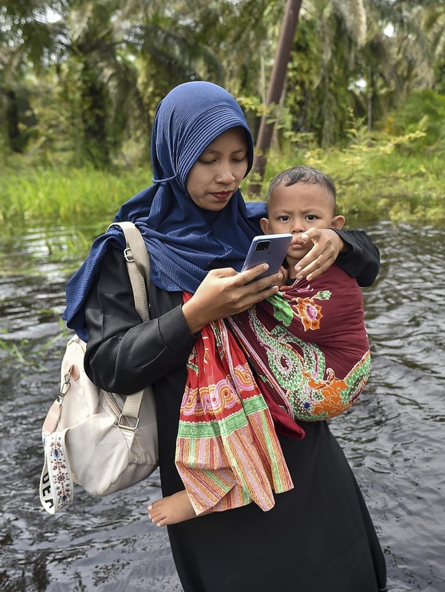 Banjir Luapan Sungai Putus Akses Jalan Darat di Tanjung Jabung Timur