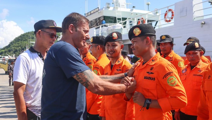 Basarnas tutup masa pencarian WN Spanyol korban kecelakaan kapal Personel Tim SAR gabungan menaburkan bunga sebagai penghormatan untuk korban hilang akibat kecelakaan kapal KM Putri Sakinah di perairan Pulau Padar, Labuan Bajo, Manggarai Barat, Nusa Tenggara Timur (NTT), Jumat (9/1/2026). Basarnas secara resmi menutup masa pencarian warga negara Spanyol korban kecelakaan kapal KM Putri Sakinah pada 26 Desember 2025 di hari ke-15 dengan tiga korban meninggal dan satu orang lainnya dinyatakan hilang. ANTARA FOTO/Gecio Viana/app/tom.