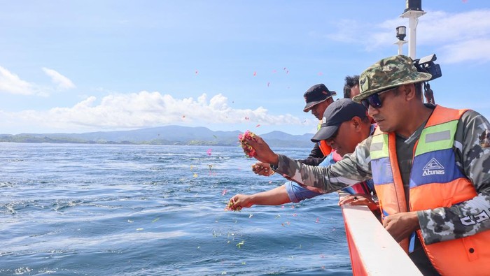 Basarnas tutup masa pencarian WN Spanyol korban kecelakaan kapal Personel Tim SAR gabungan menaburkan bunga sebagai penghormatan untuk korban hilang akibat kecelakaan kapal KM Putri Sakinah di perairan Pulau Padar, Labuan Bajo, Manggarai Barat, Nusa Tenggara Timur (NTT), Jumat (9/1/2026). Basarnas secara resmi menutup masa pencarian warga negara Spanyol korban kecelakaan kapal KM Putri Sakinah pada 26 Desember 2025 di hari ke-15 dengan tiga korban meninggal dan satu orang lainnya dinyatakan hilang. ANTARA FOTO/Gecio Viana/app/tom.