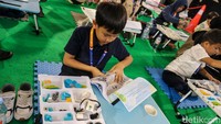 Selain lomba, anak-anak juga diajak mengenal dunia robotika melalui pameran dan permainan edukatif.