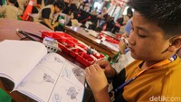 Selain lomba, anak-anak juga diajak mengenal dunia robotika melalui pameran dan permainan edukatif.