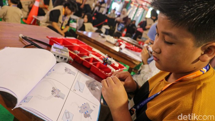 Bionix Robotic menggelar kompetisi building speed robotik berbasis STEAM di Trans Studio Mall Cibubur, Depok, Sabtu (10/1/2026). Kegiatan ini diikuti puluhan anak dari berbagai usia yang ditantang merakit robot dalam waktu tercepat dengan mengedepankan kreativitas dan ketepatan mekanik.