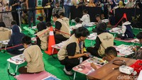 Selain bermain, kegiatan ini dinilai mampu melatih kreativitas, logika berpikir, serta kemampuan motorik anak sejak dini melalui pendekatan belajar sambil bermain.