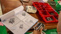 Anak-anak tampak antusias mencoba berbagai perangkat robot sambil belajar konsep dasar sains, teknologi, teknik, seni, dan matematika (STEAM) secara interaktif dan menyenangkan.