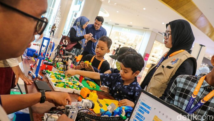 Bionix Robotic menggelar kompetisi building speed robotik berbasis STEAM di Trans Studio Mall Cibubur, Depok, Sabtu (10/1/2026). Kegiatan ini diikuti puluhan anak dari berbagai usia yang ditantang merakit robot dalam waktu tercepat dengan mengedepankan kreativitas dan ketepatan mekanik.