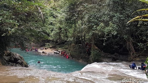 Bodyrafting di Green Canyon Kertayasa, Kecamatan Cijulang, Kabupaten Pangandaran