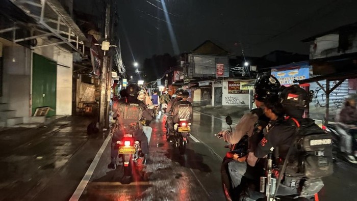 Patroli Malam Brimob Polda Metro Cegah Tawuran dan Konvoi Motor di Jaktim