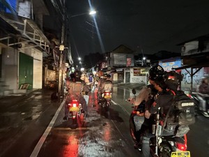 Patroli Malam Brimob Polda Metro Cegah Tawuran dan Konvoi Motor di Jaktim