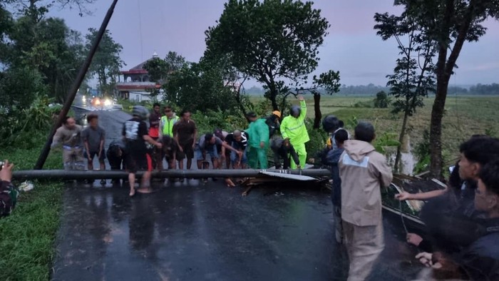 Dampak hujan deras disertai angin kencang di Pekalongan, Sabtu (10/12026).