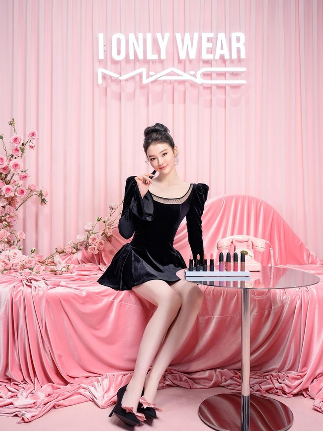 Tatanan rambut sleek updo memberi kesan elegan tapi tetap terkesan girlie, seperti gadis seusianya. Foto: Instagram/@maccosmetics