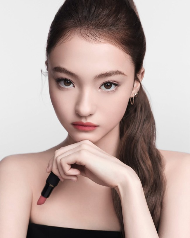 Untuk merayakan peluncuran produk, MAC menggandeng Ella Gross, personel grup K-Pop MEOVV sebagai bintangnya. Dalam pemotretan kampanye, remaja 17 tahun ini tampil dengan riasan flawless dan clean. Foto: Instagram/@maccosmetics