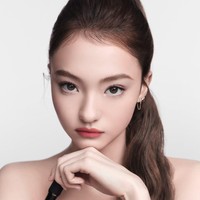 Untuk merayakan peluncuran produk, MAC menggandeng Ella Gross, personel grup K-Pop MEOVV sebagai bintangnya. Dalam pemotretan kampanye, remaja 17 tahun ini tampil dengan riasan flawless dan clean. Foto: Instagram/@maccosmetics