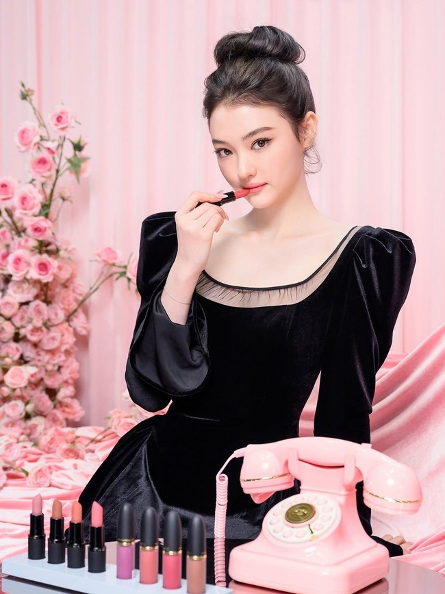 Foto: Ella Gross Jadi BA Lipstik MAC Cosmetics, Cantiknya Nggak Ada Obat