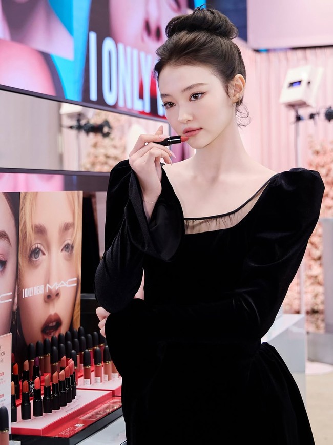 Blush diaplikasikan tipis dengan warna peachy-pink yang menyatu alami dengan kulit, menciptakan efek segar dan manis. Foto: Instagram/@maccosmetics