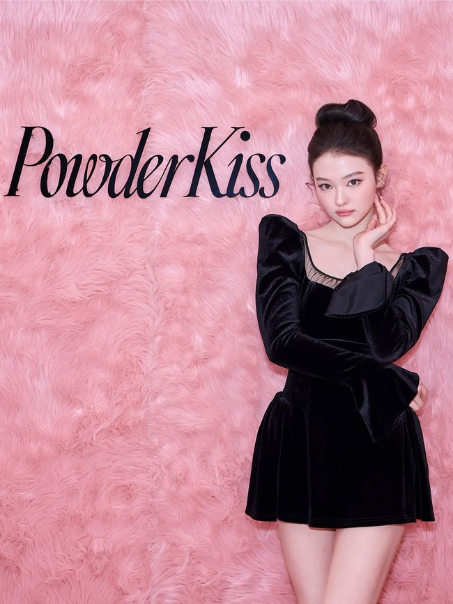 Untuk busana, Ella memadukan gaya feminin klasik dan sentuhan retro. Ia mengenakan gaun hitam berbahan velvet dengan potongan square neckline transparan, yang memberi kesan elegan sekaligus romantis. Foto: Instagram/@maccosmetics