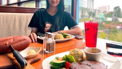 Hobi Kulineran, Ini Momen Faby Marcelia Cicip Pasta dan Dessert