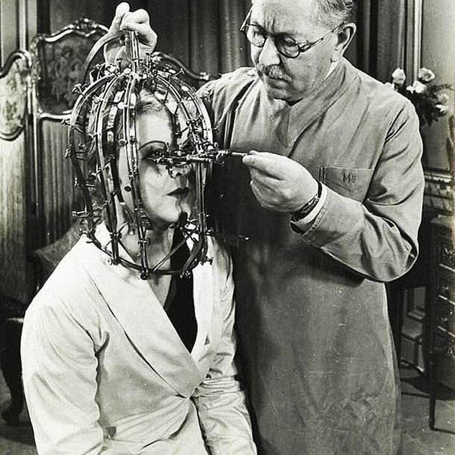 Deretan Foto Hitam Putih Klasik yang Aneh dan Menakutkan