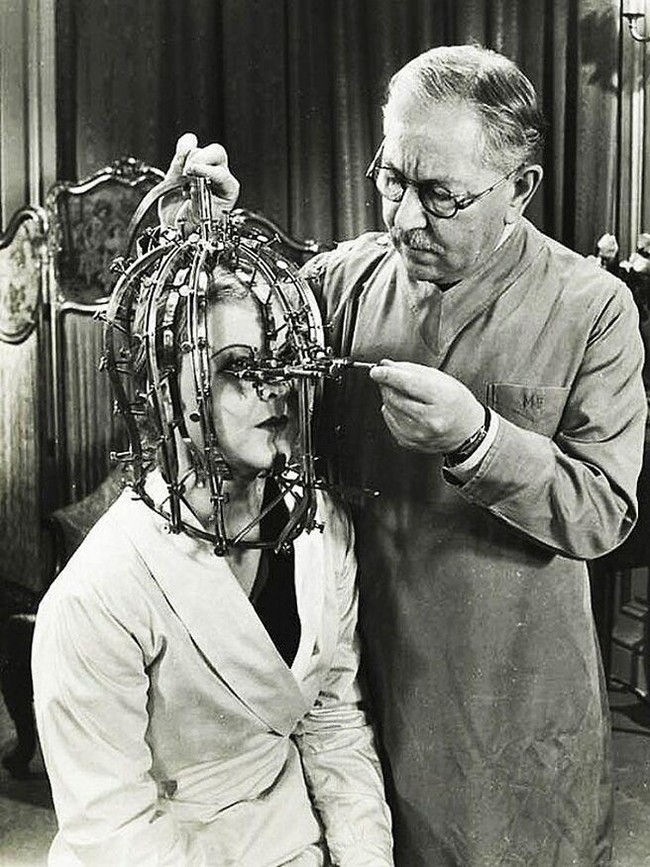 Deretan Foto Hitam Putih Klasik yang Aneh dan Menakutkan