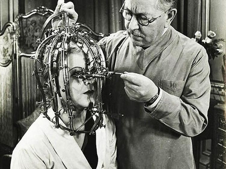 Deretan Foto Hitam Putih Klasik yang Aneh dan Menakutkan