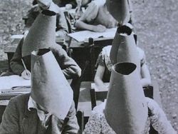 Deretan Foto Hitam Putih Klasik yang Aneh dan Menakutkan