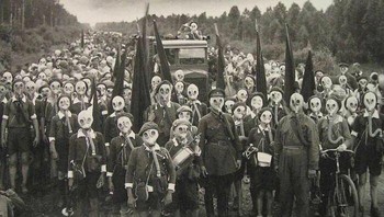 Kerumunan orang memakai masker gas dalam sebuah latihan massal. Pemandangan ini mencerminkan ketakutan kolektif pada masa perang. Foto: Boredpanda