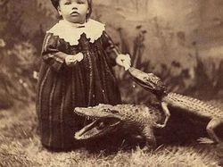 Deretan Foto Hitam Putih Klasik yang Aneh dan Menakutkan