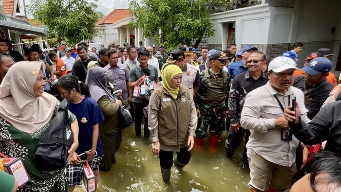 Tinjau Banjir Lamongan, Khofifah Dorong Normalisasi Kanal Bengawan Jero