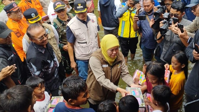 Gubernur Khofifah saat meninjau banjir di Lamongan