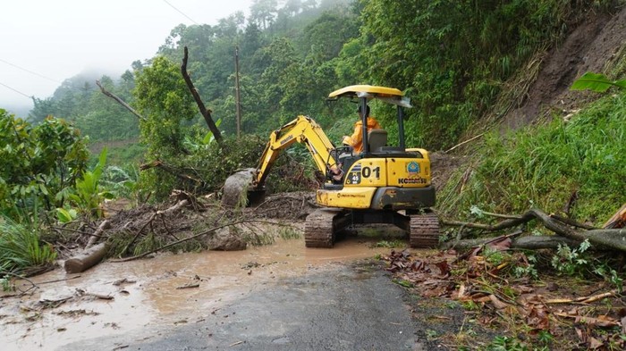 Jalan utama menuju Desa Tempur terputus karena longsor, Sabtu (10/1/2026).