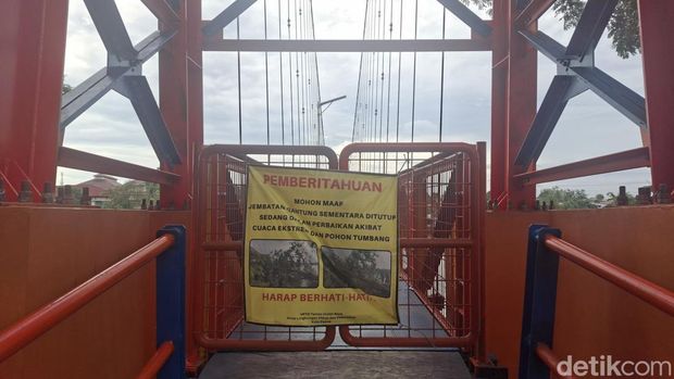 Jembatan gantung yang menjadi ikon wisata di Situ 7 Muara, Depok, atau yang dikenal sebagai Jembatan Juara, saat ini ditutup total untuk umum.