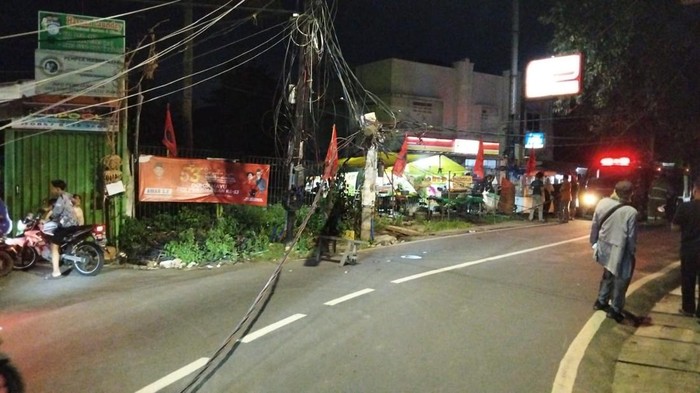 Truk Tersangkut Kabel Listrik di Pondok Ranji, Lalin Macet