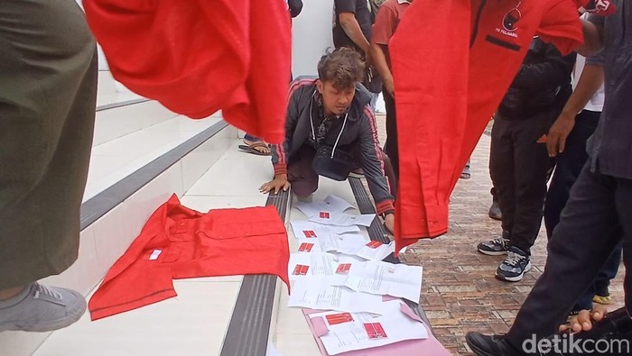Kader pdip brebes menyerahkan KTA dan surat pengunduran diri berikut atribut partai.