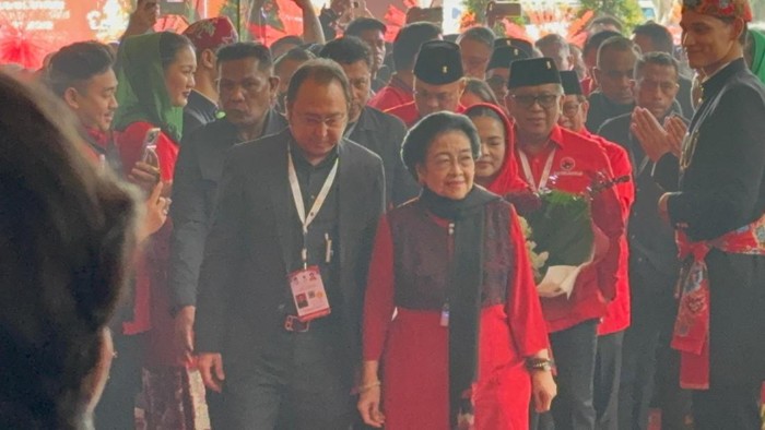 Megawati Hadiri HUT Ke-53 dan Rakernas PDIP di Ancol, Disambut Sekjen Hasto