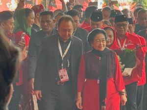 Kala Banteng Merah Melawan Cap Partai Abu-abu