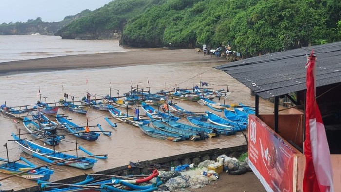Sungai Bawah Tanah Meluap, Belasan Perahu Nelayan di Pantai Baron Karam