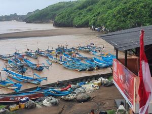 Sungai Bawah Tanah Meluap, Belasan Perahu Nelayan di Pantai Baron Karam