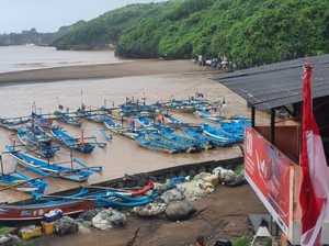 Sungai Bawah Tanah Meluap, Belasan Perahu Nelayan di Pantai Baron Karam