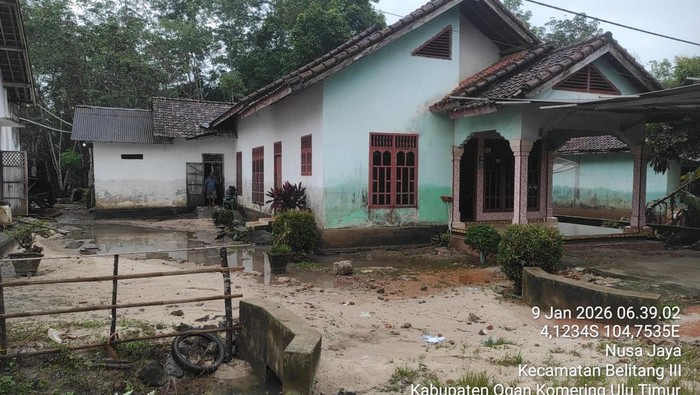 Banjir di OKU Timur Berangsur Surut, Warga Mulai Bersih-bersih