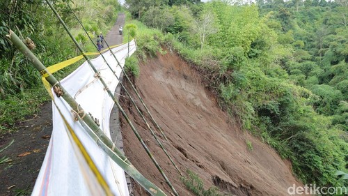 Kondisi tanah longsor di jalan alternatif yang menghubungkan Desa Landih dan Desa Langkan, Sabtu (10/1/2026). (Aryo Mahendro/detikBali).