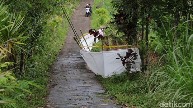 Kondisi tanah longsor di jalan alternatif yang menghubungkan Desa Landih dan Desa Langkan, Sabtu (10/1/2026). (Aryo Mahendro/detikBali).