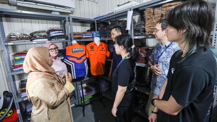 Kunjungan mahasiswa UK Petra ke koperasi di Surabaya