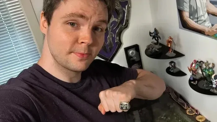 Mantan pemain profesional Dota 2, Henrik Ahnberg alias AdmiralBulldog, menjual salah satu koleksinya yang paling memorabilia di esports. Legenda tim Alliance ini mengonfirmasi telah menjual cincin juara The International 2013 di eBay.