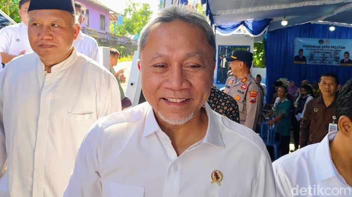 Menteri Koordinator Bidang Pangan, Zulkifli Hasan (Zulhas) saat meresmikan SPPG Desa Pelutan, Kecamatan Gebang, Kabupaten Purworejo, Sabtu (10/1/2026).