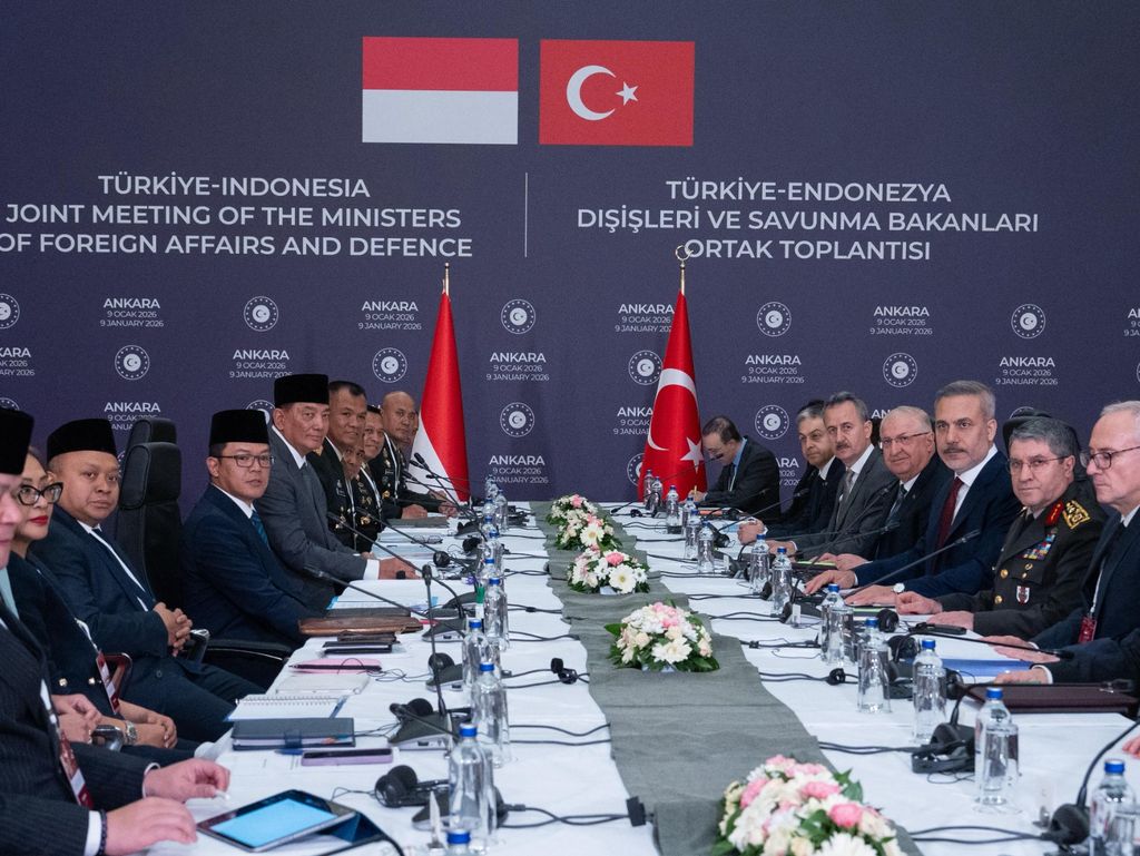 Menteri Luar Negeri Republik Indonesia, Sugiono, bersama Menteri Pertahanan, Sjafrie Sjamsoeddin, memimpin pertemuan perdana Menteri Luar Negeri-Menteri Pertahanan (2+2) Indonesia- Türkiye, bersama dengan Menteri Luar Negeri Türkiye, Hakan Fidan, dan Menteri Pertahanan Türkiye, Yaşar Güler (9/1). (Dok. Kementrian Luar Negeri)