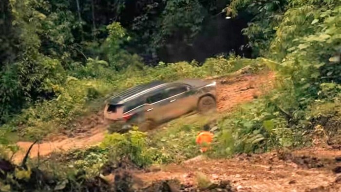 Momen Rombongan Gubernur Kaltim melewati akses Bongan-Sotek dan sempat terjebak belasan jam karena jalan rusak parah (dok. Istimewa)